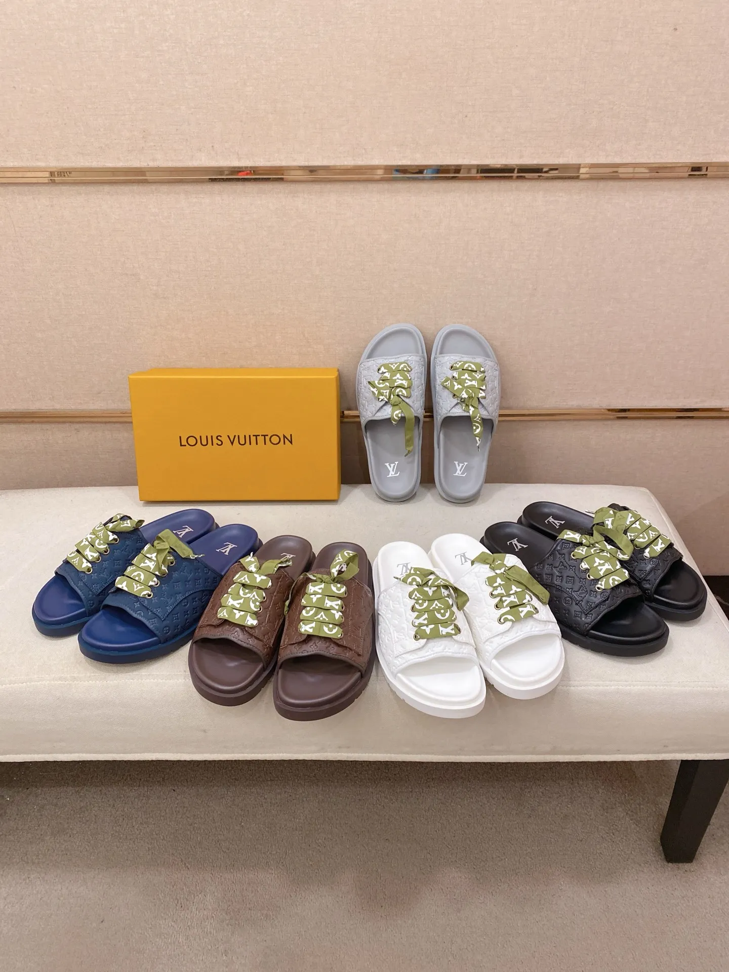 Men's shoes 💰: 340💰Made by LV🔍Top purchasing agents. Men's spring and summer slippers are available at the same counter. The uppers are imported cowhide from Italy, with logo graphics and high-quality craftsmanship. Soles: original soles specially provided by the original factory. Exclusive movable molded soles are super comfortable. Original goods follow orders. 🔍🔍High quality. You can enter and exit the counter at will. Welcome to compare. Size 38-44.